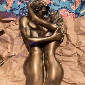 Kissing Statues